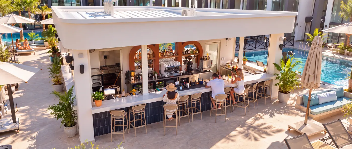 Joy Cafe & Bar — bar önü