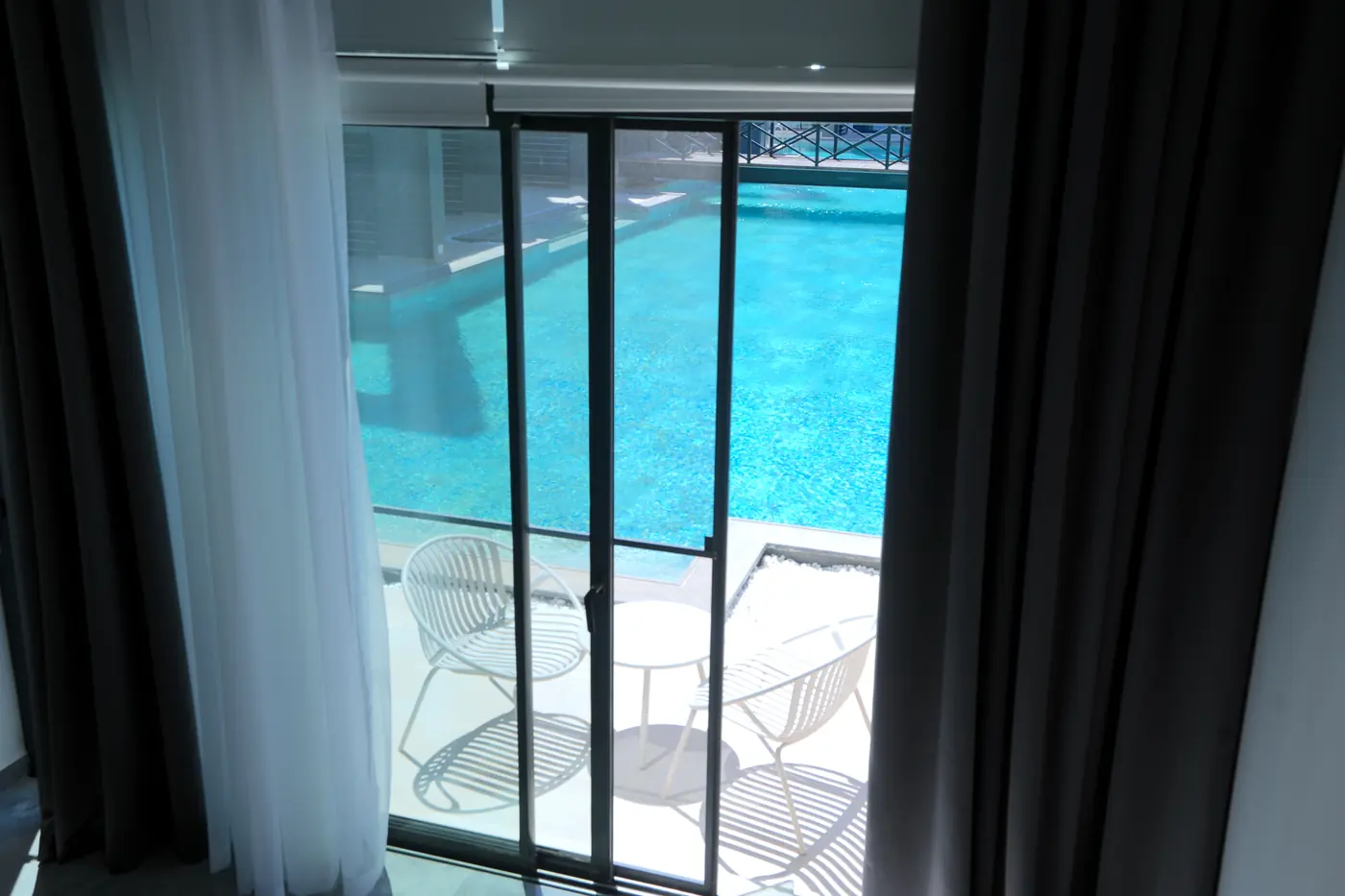 1+1 Loft — havuza açılan kapı