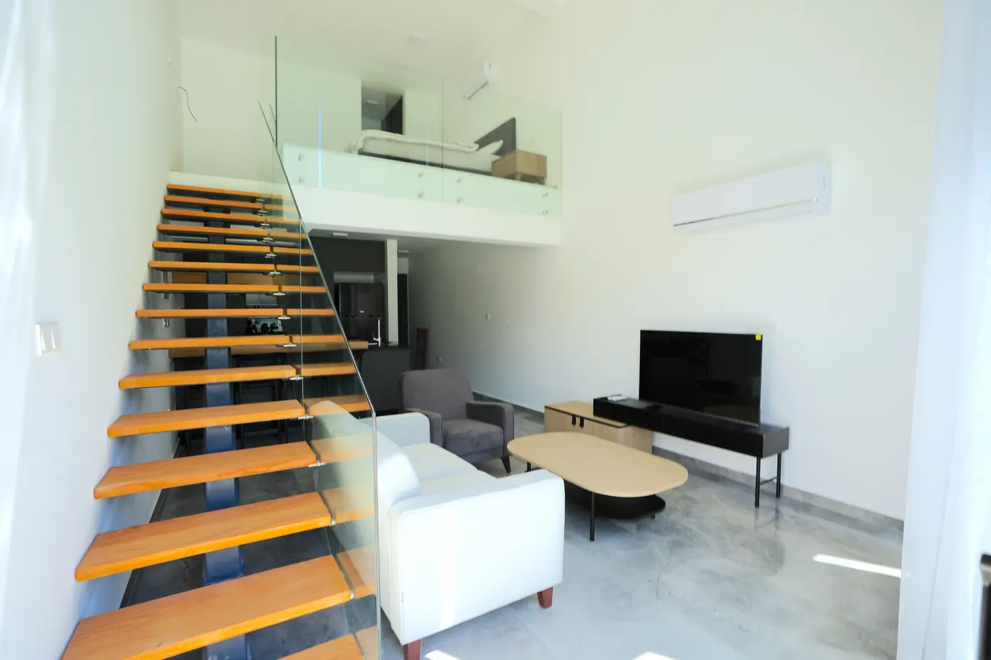 1+1 Loft — merdiven ve yaşam alanı