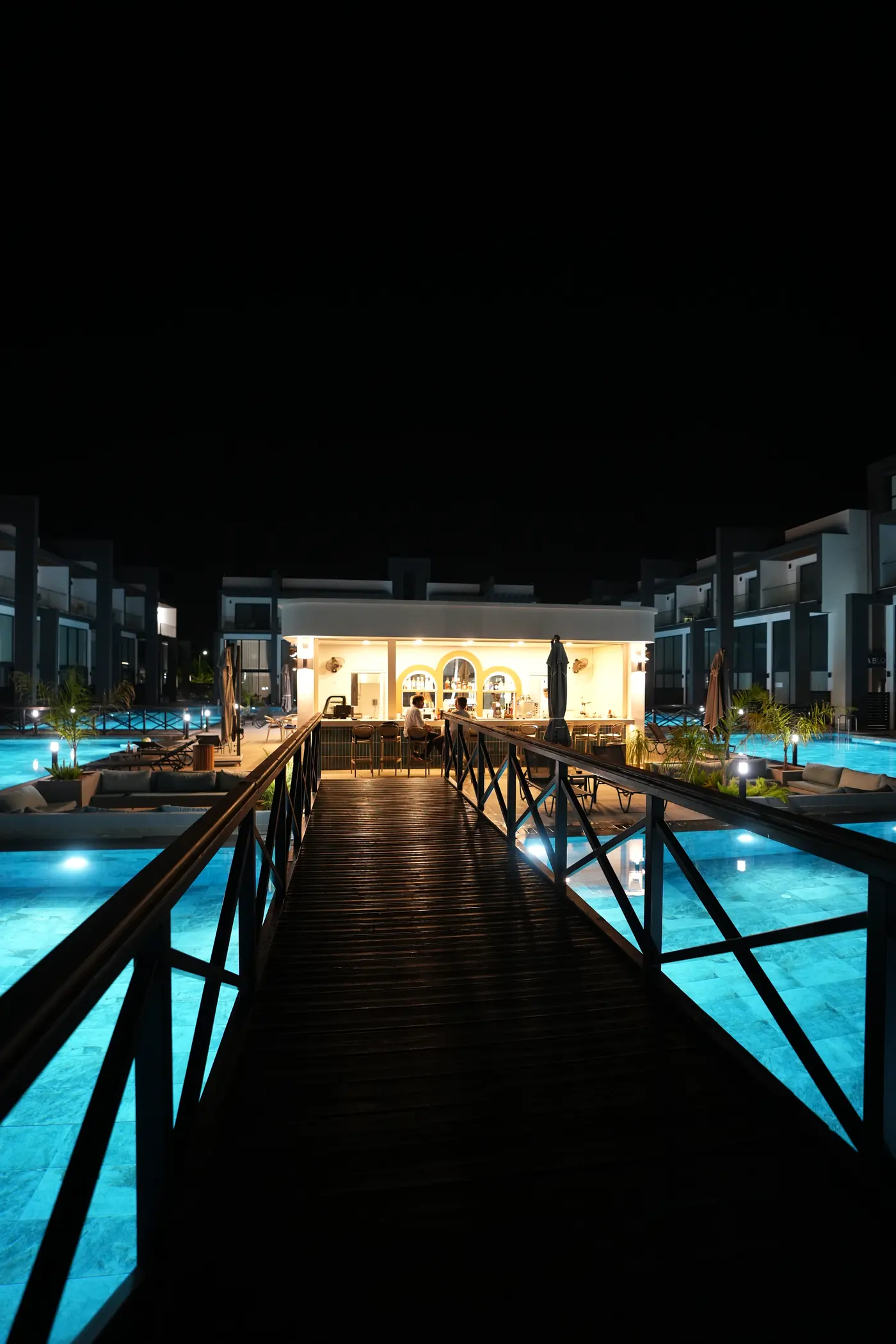 Joy Cafe & Bar köprüsü — gece