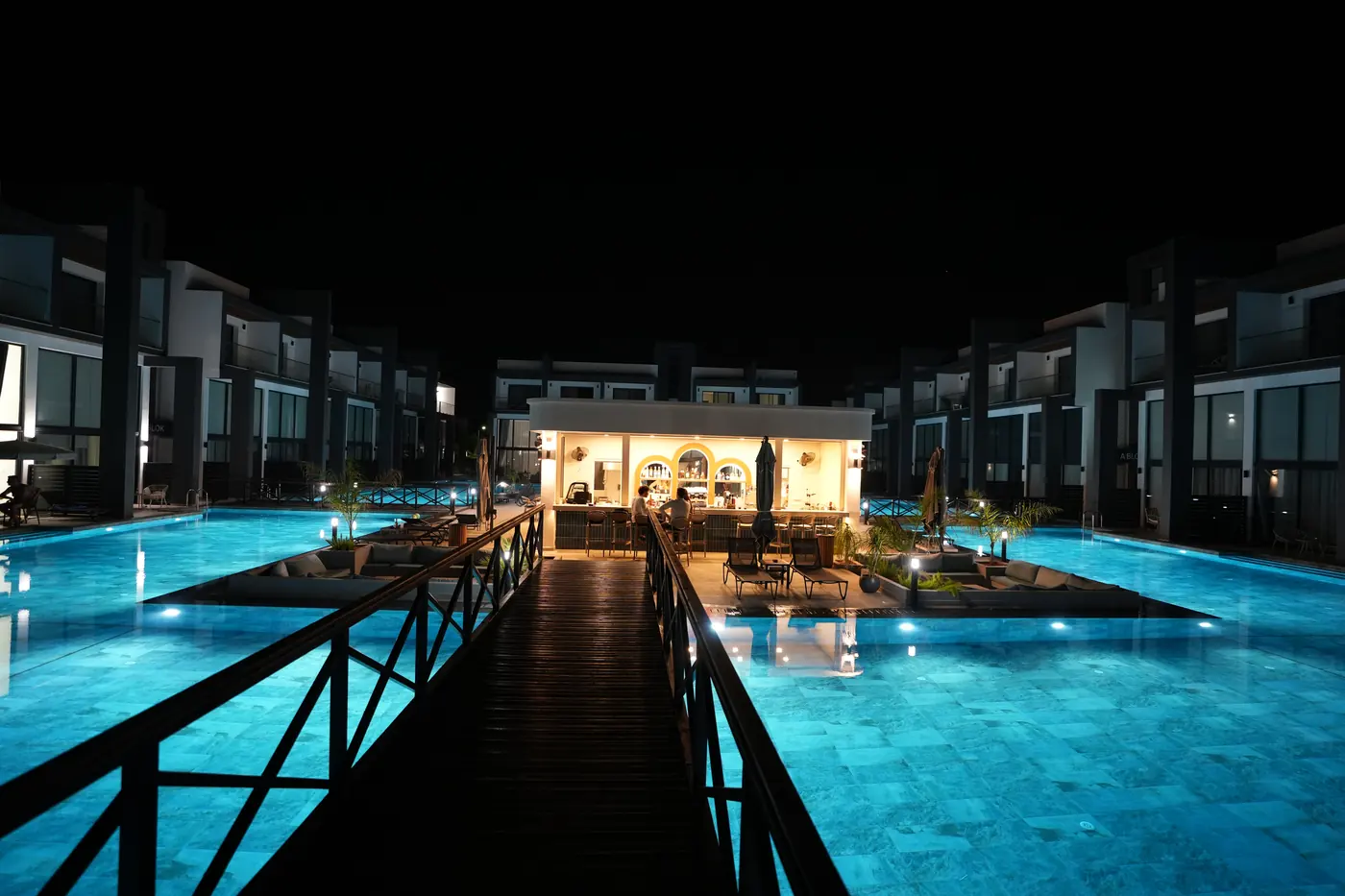 Gece köprü ve Joy Cafe & Bar