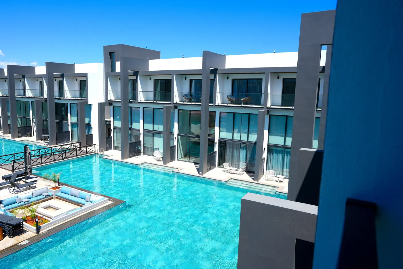 2+1 Penthouse — balkondan havuz manzarası