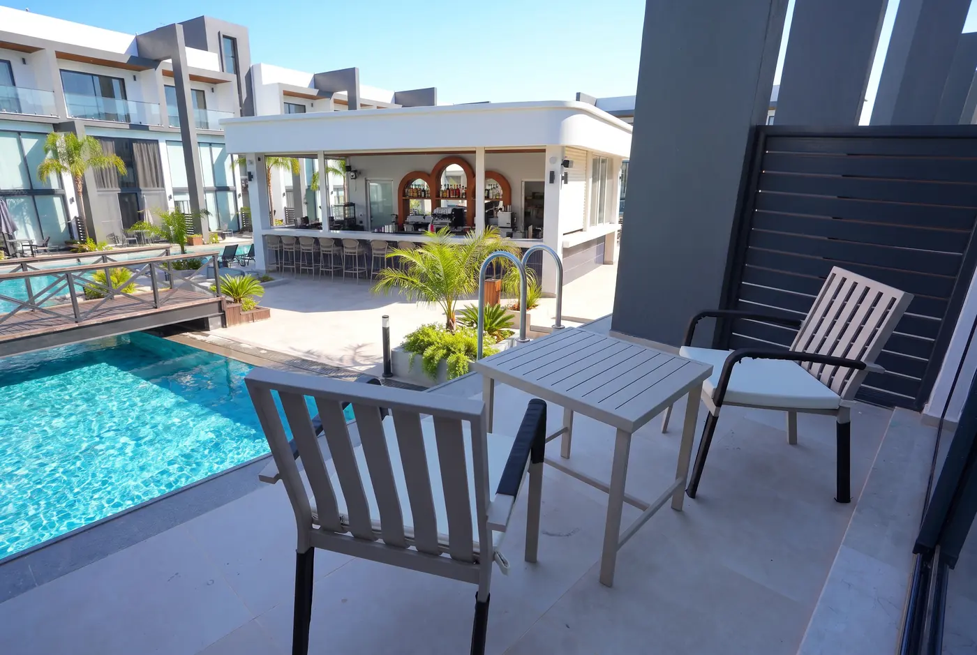 Stüdyo rezidans — havuz manzaralı balkon
